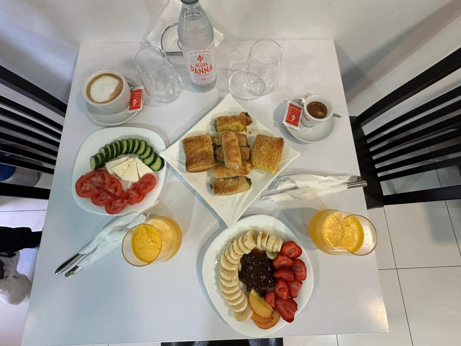 Hotel Europa Krujë エクステリア 写真