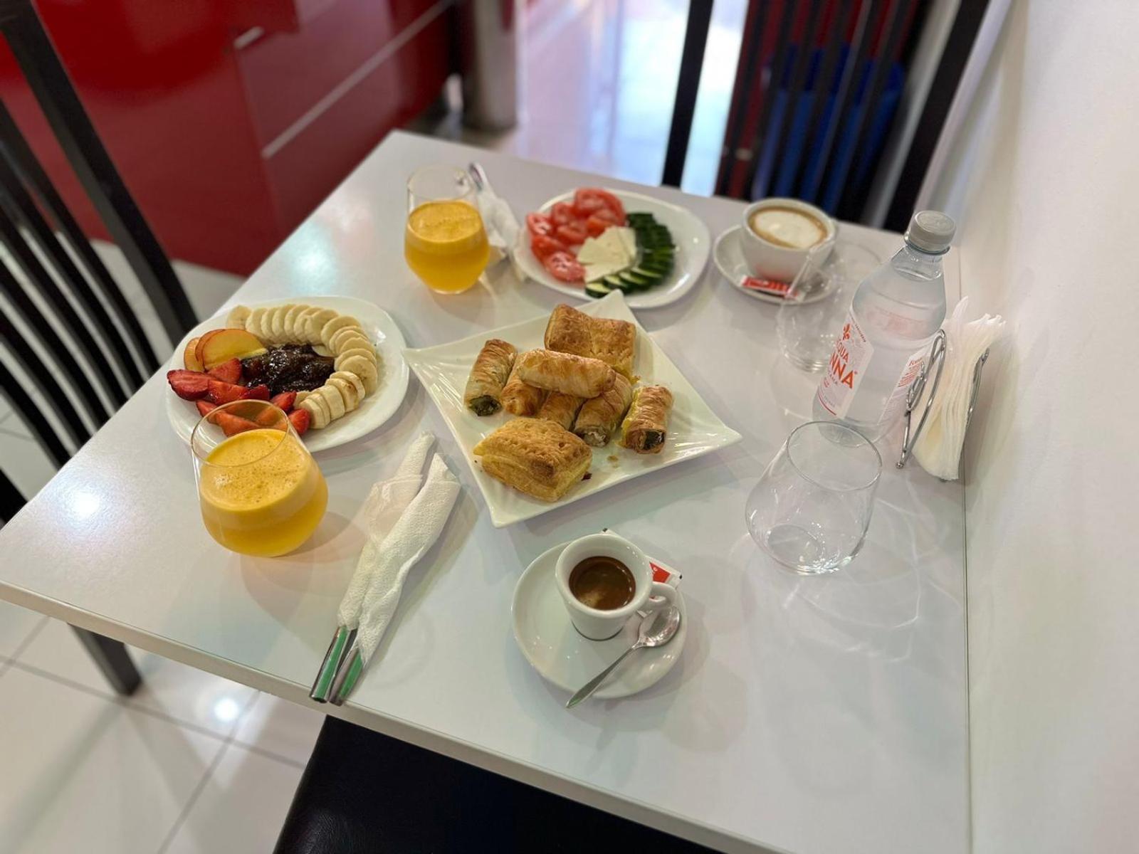 Hotel Europa Krujë エクステリア 写真