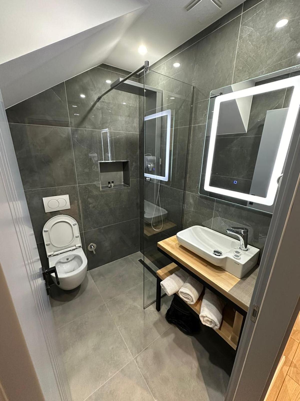 Hotel Europa Krujë エクステリア 写真