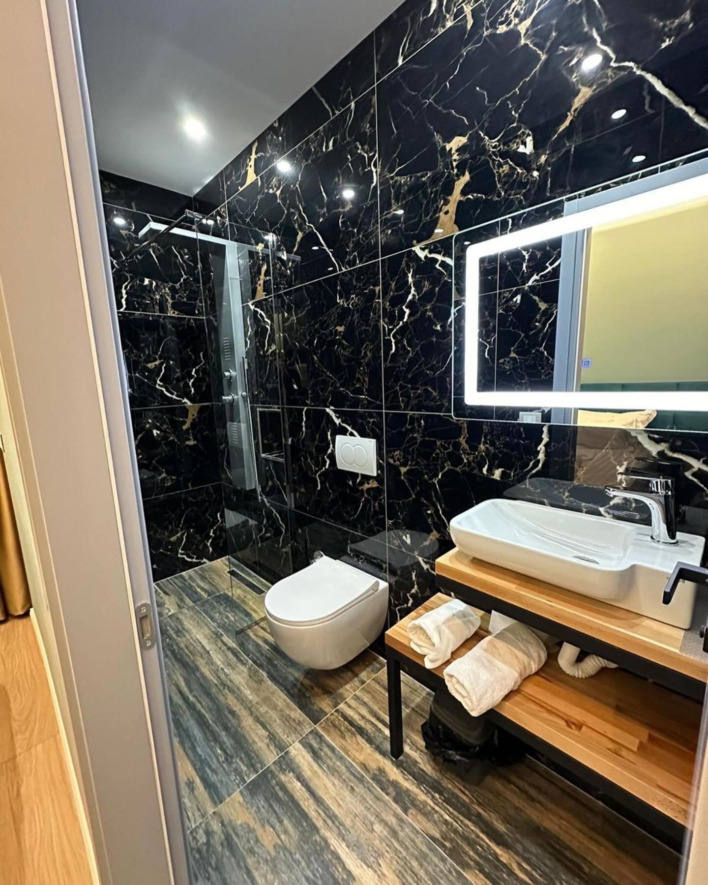Hotel Europa Krujë エクステリア 写真
