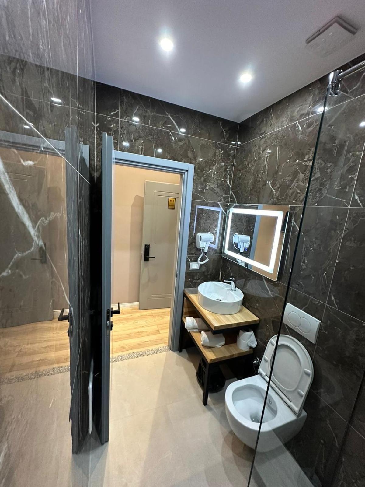 Hotel Europa Krujë エクステリア 写真