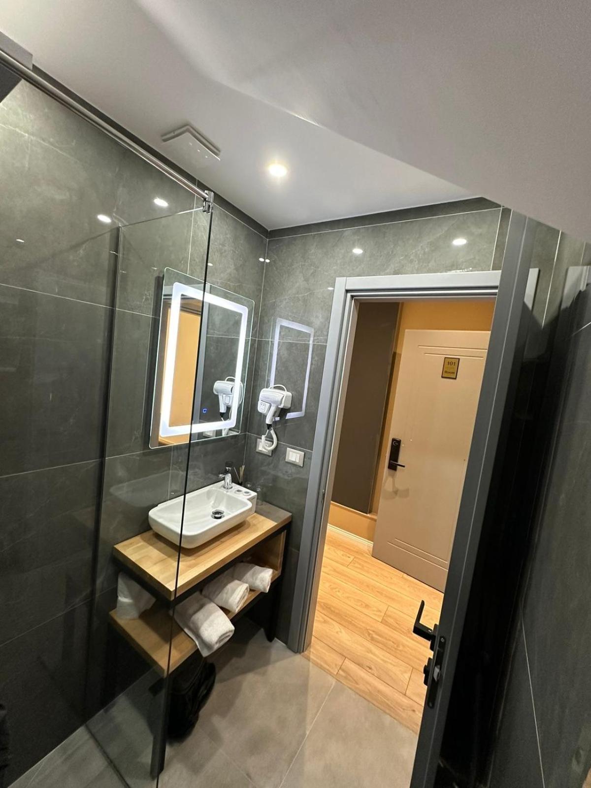 Hotel Europa Krujë エクステリア 写真