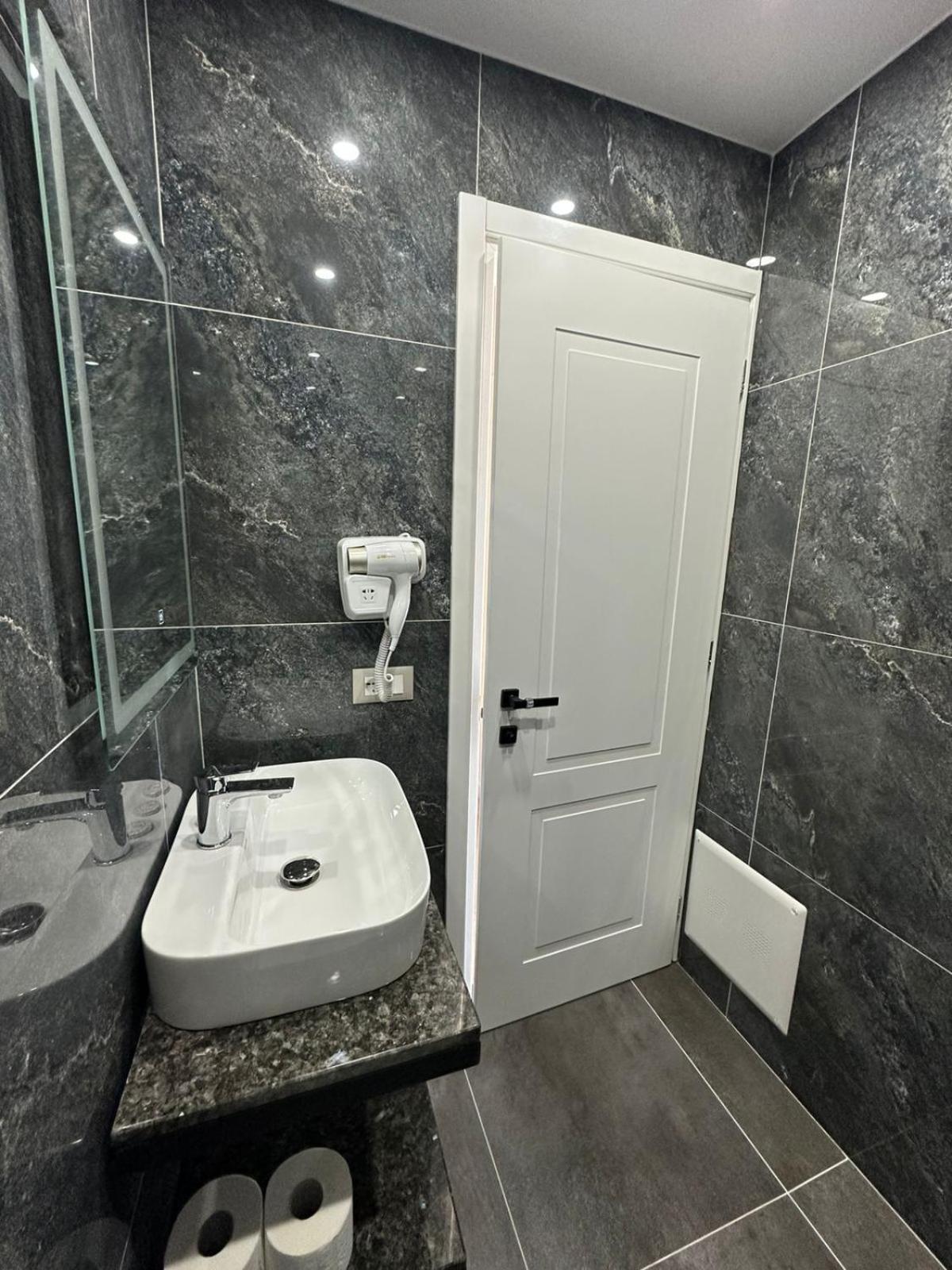 Hotel Europa Krujë エクステリア 写真