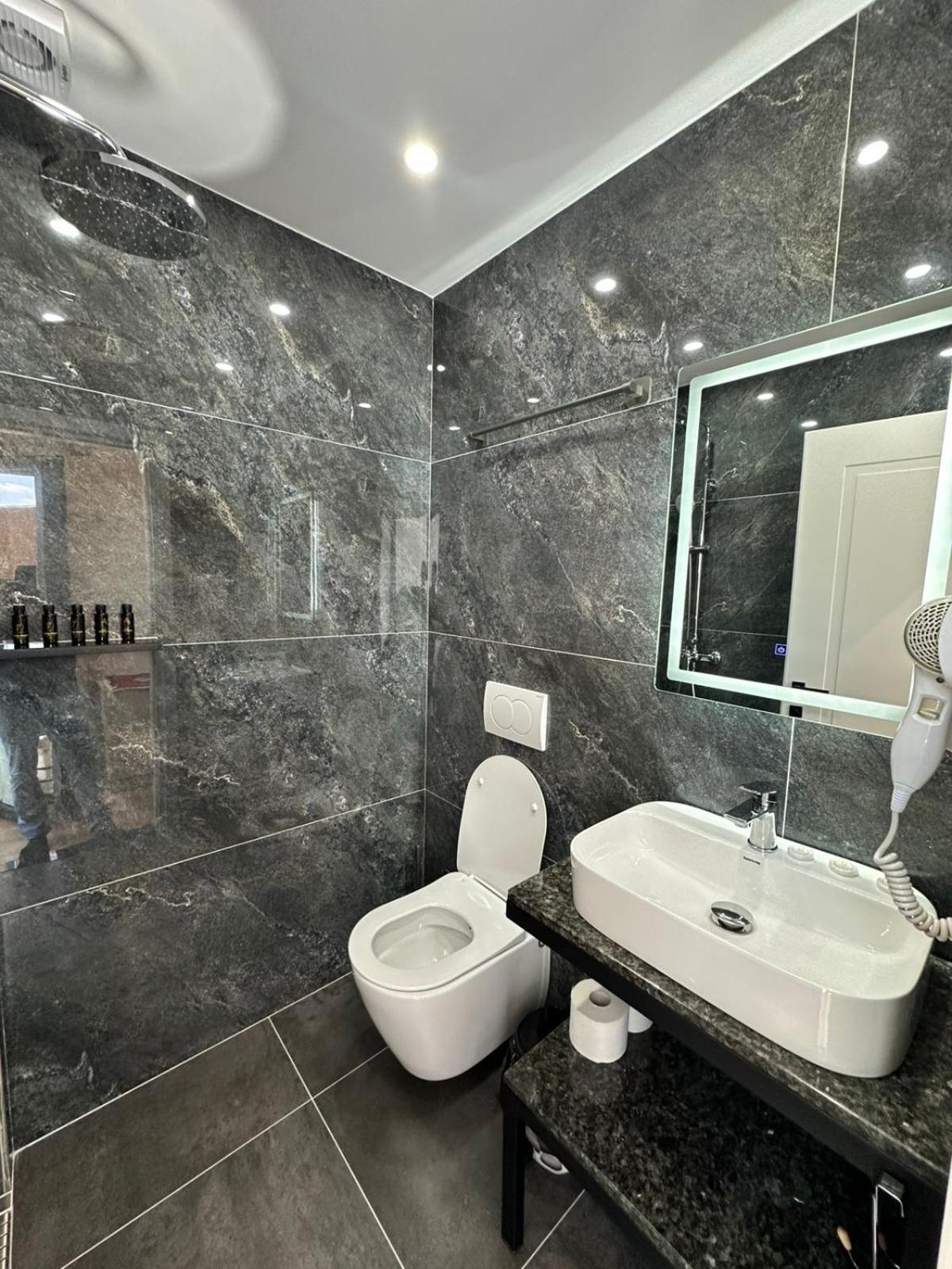 Hotel Europa Krujë エクステリア 写真
