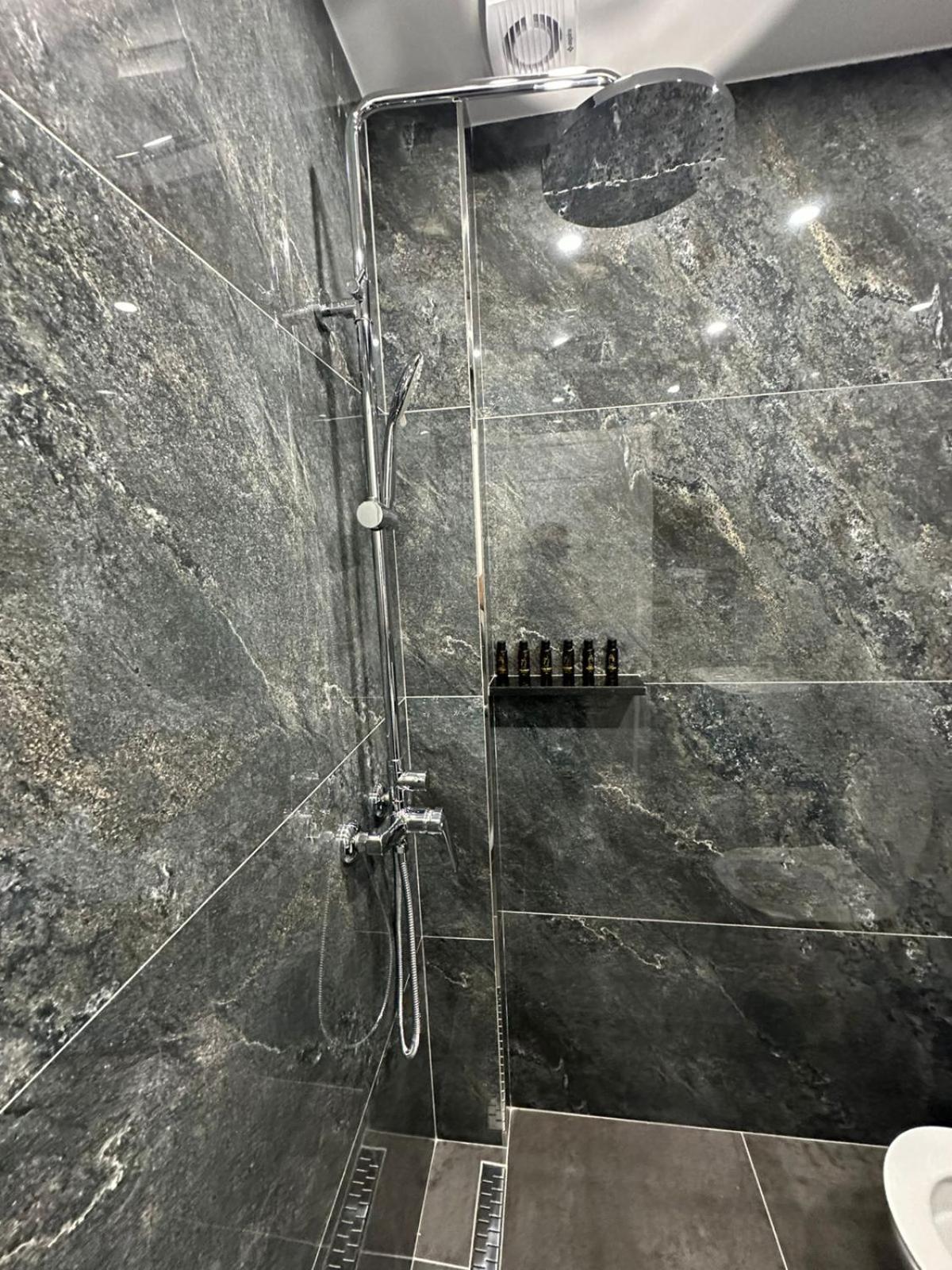 Hotel Europa Krujë エクステリア 写真